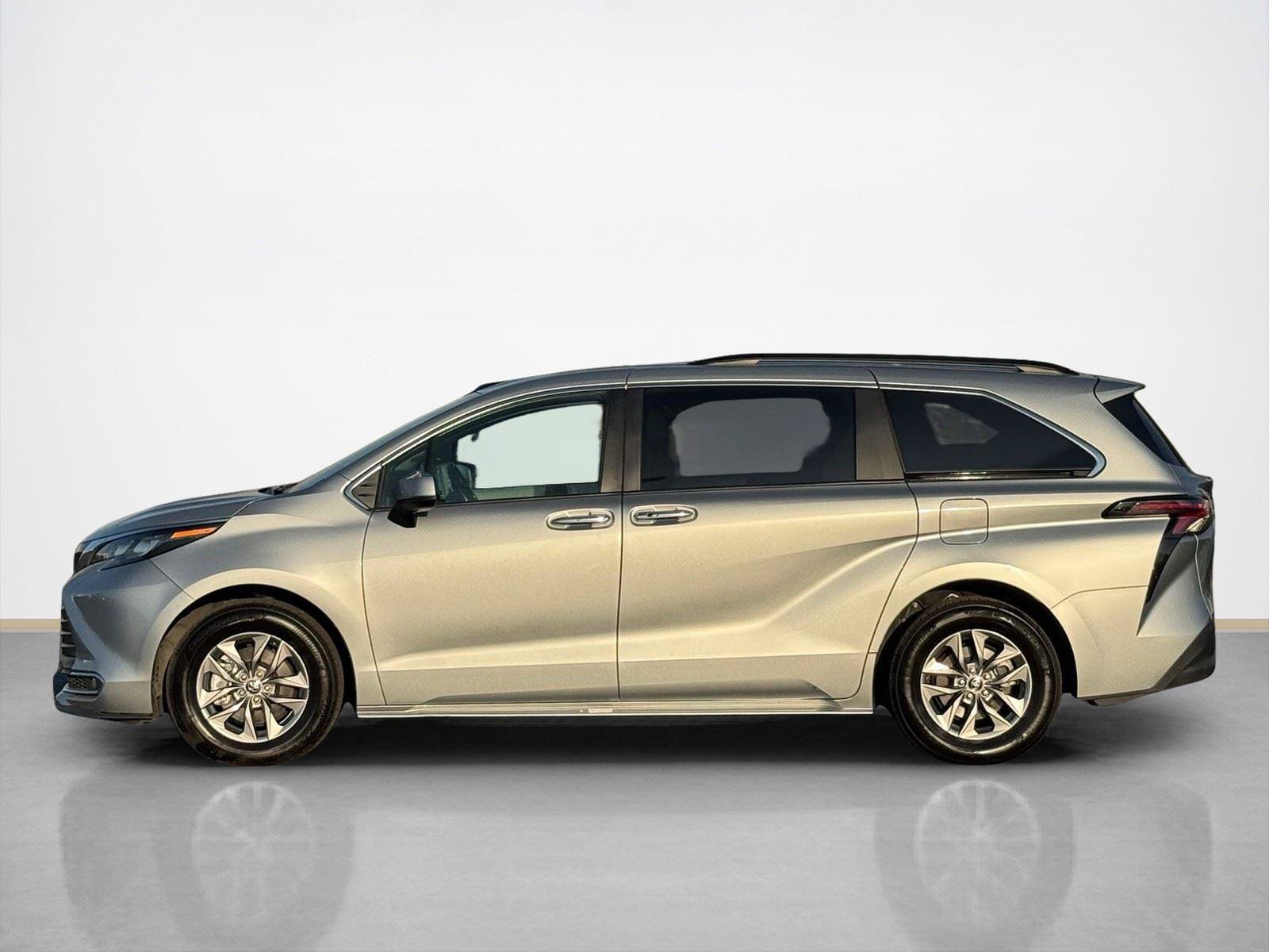 Used 2024 Toyota Sienna XLE FWD image 4