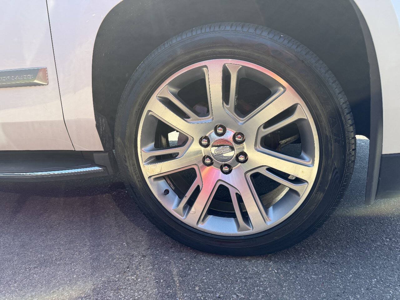 Used 2018 Cadillac Escalade Luxury AWD/4WD image 24