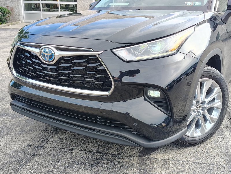 Used 2023 Toyota Highlander Limited AWD/4WD image 2