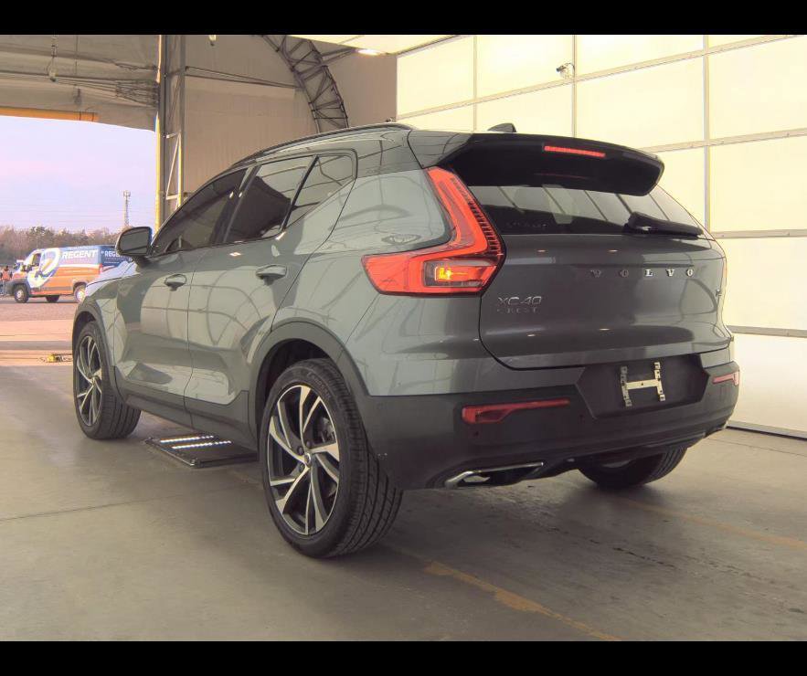Used 2019 Volvo XC40 T4 R-Design image 11