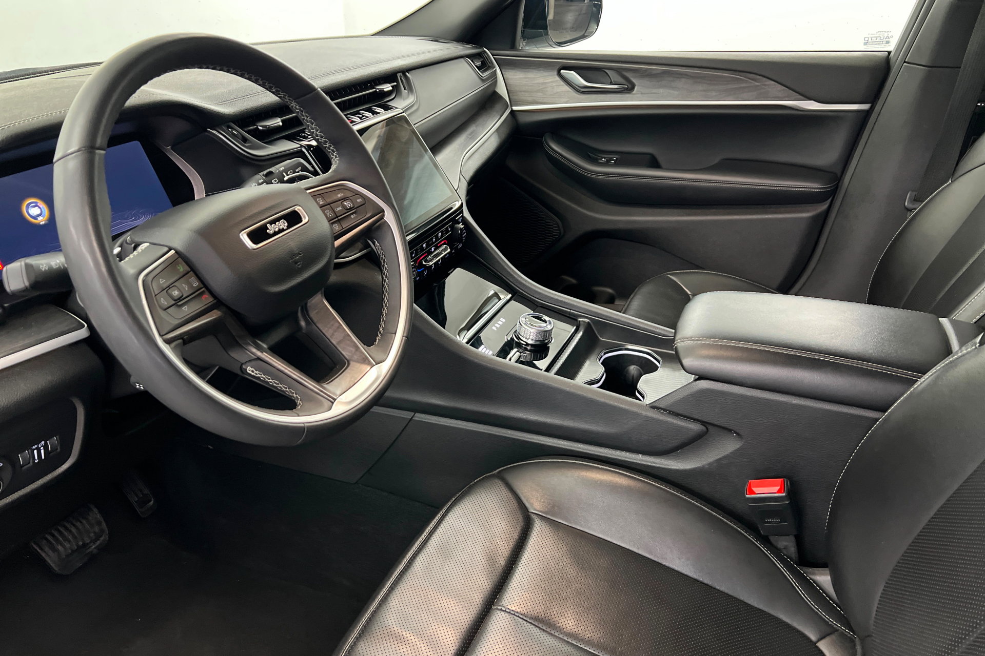 Used 2024 Jeep Grand Cherokee L Limited w/ Luxury Tech Group II image 15