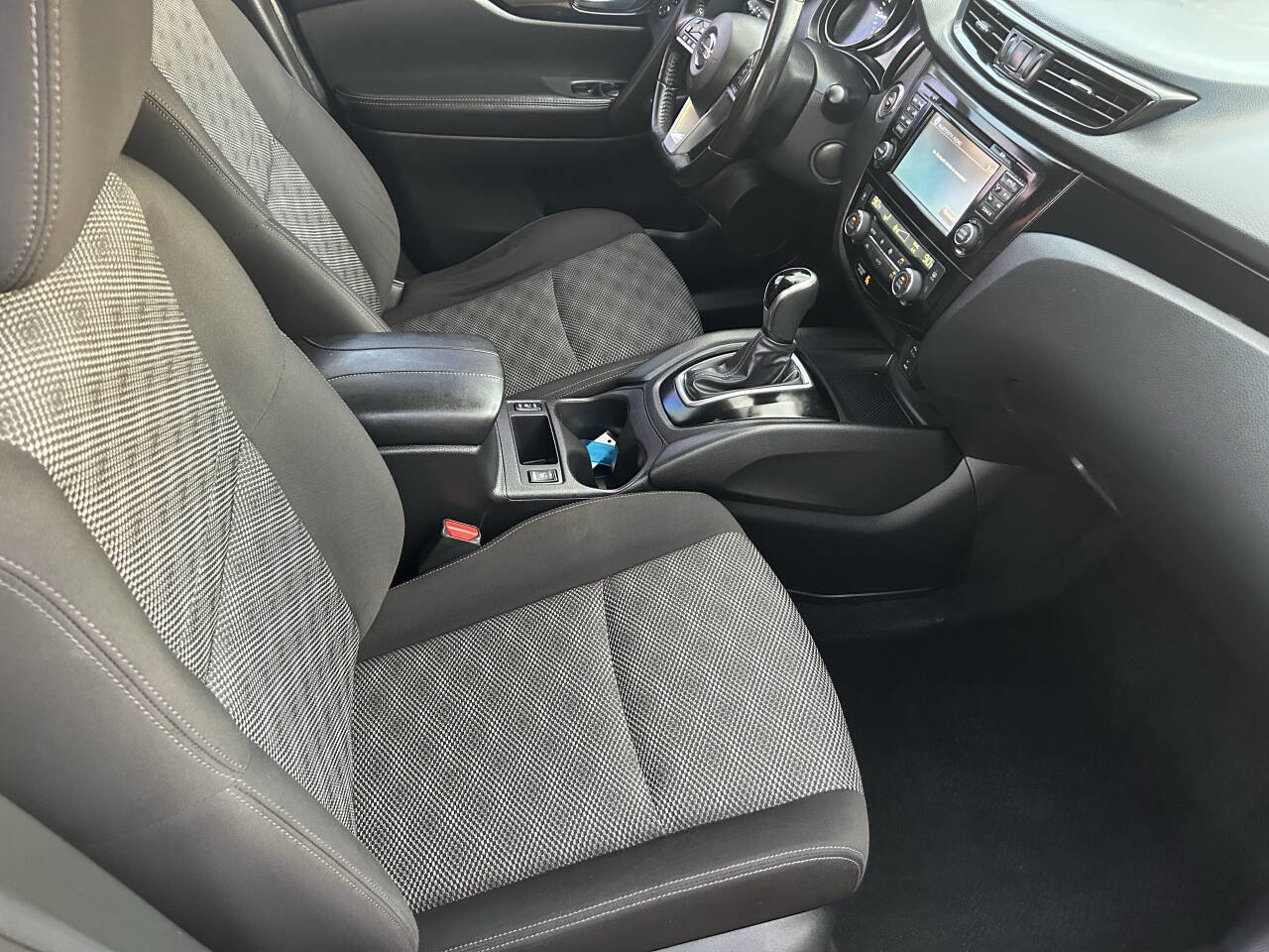 Used 2017 Nissan Rogue Sport SV w/ SV Premium Package image 4