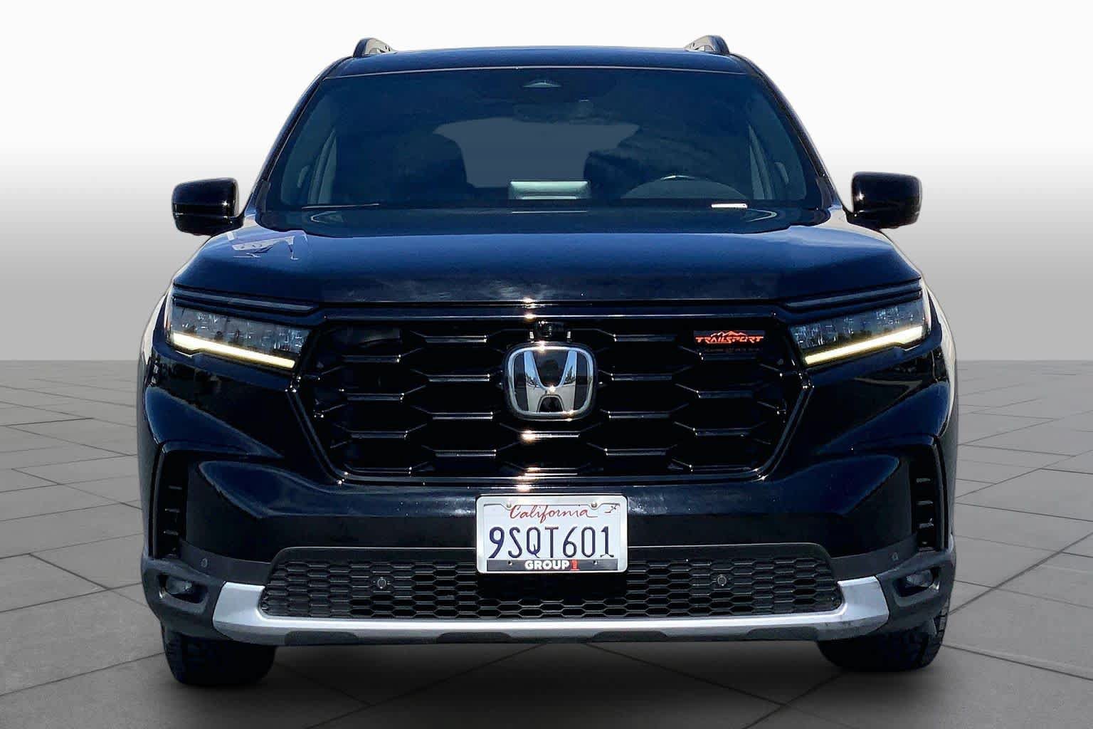 Used 2025 Honda Pilot TrailSport image 3