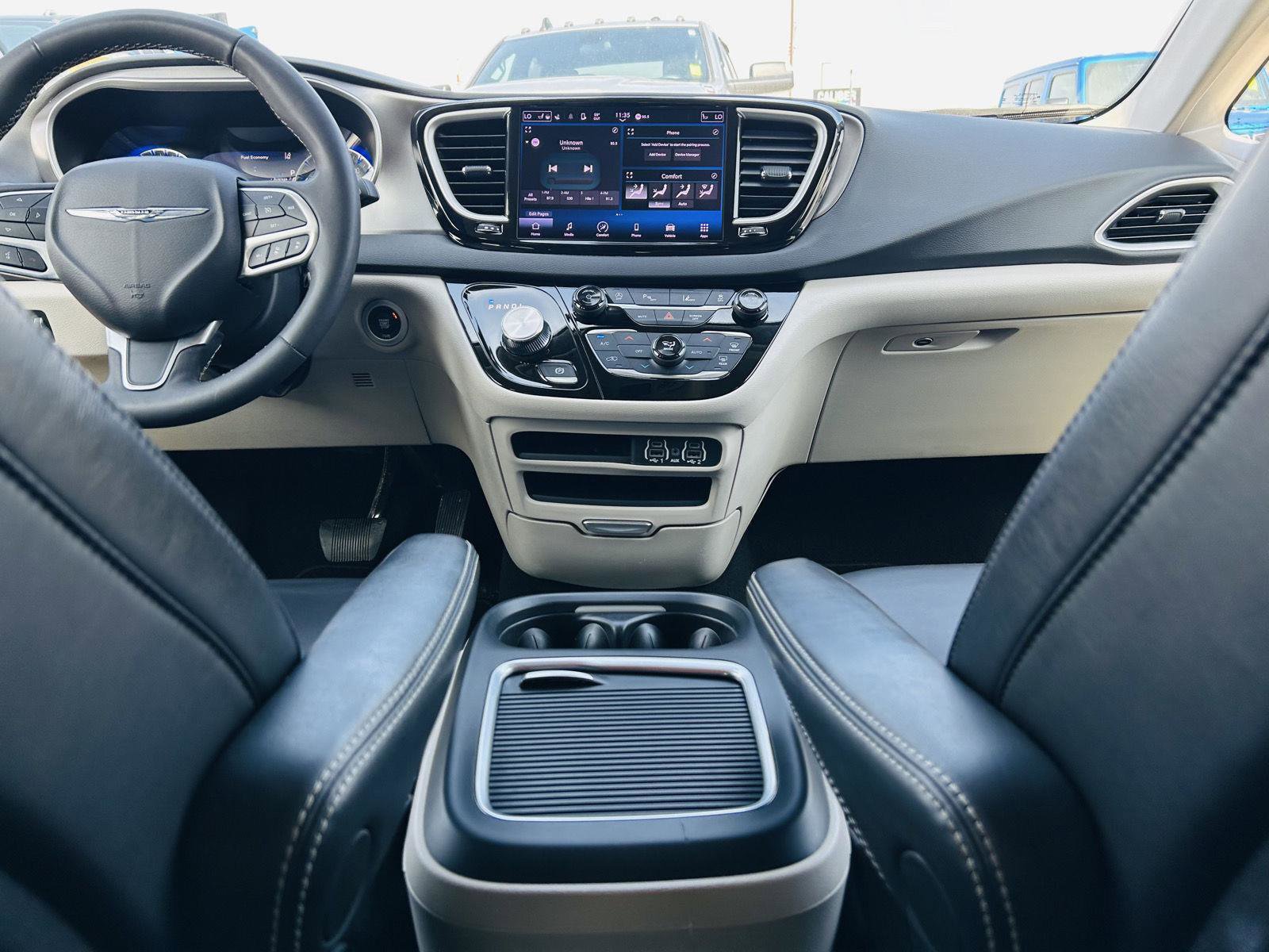 Used 2023 Chrysler Pacifica Touring-L image 25