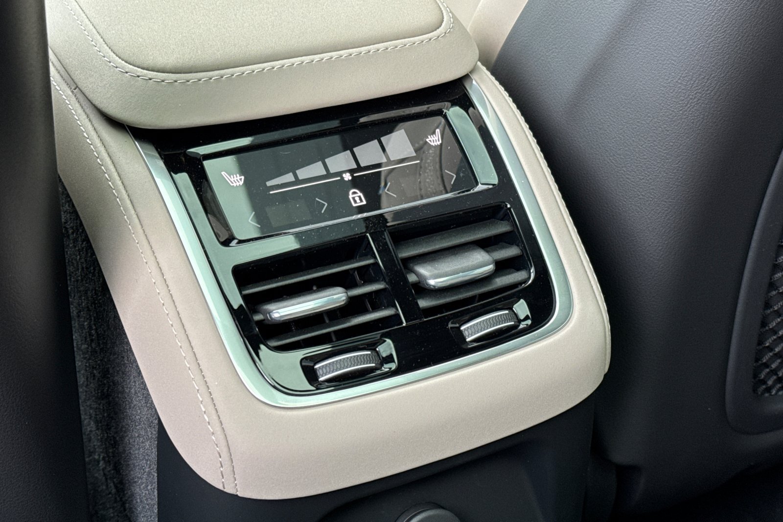 New 2026 Volvo XC90 T8 Plus w/ Protection Package AWD/4WD image 13