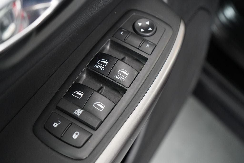 Used 2019 Jeep Cherokee Limited w/ Luxury Group AWD/4WD image 16