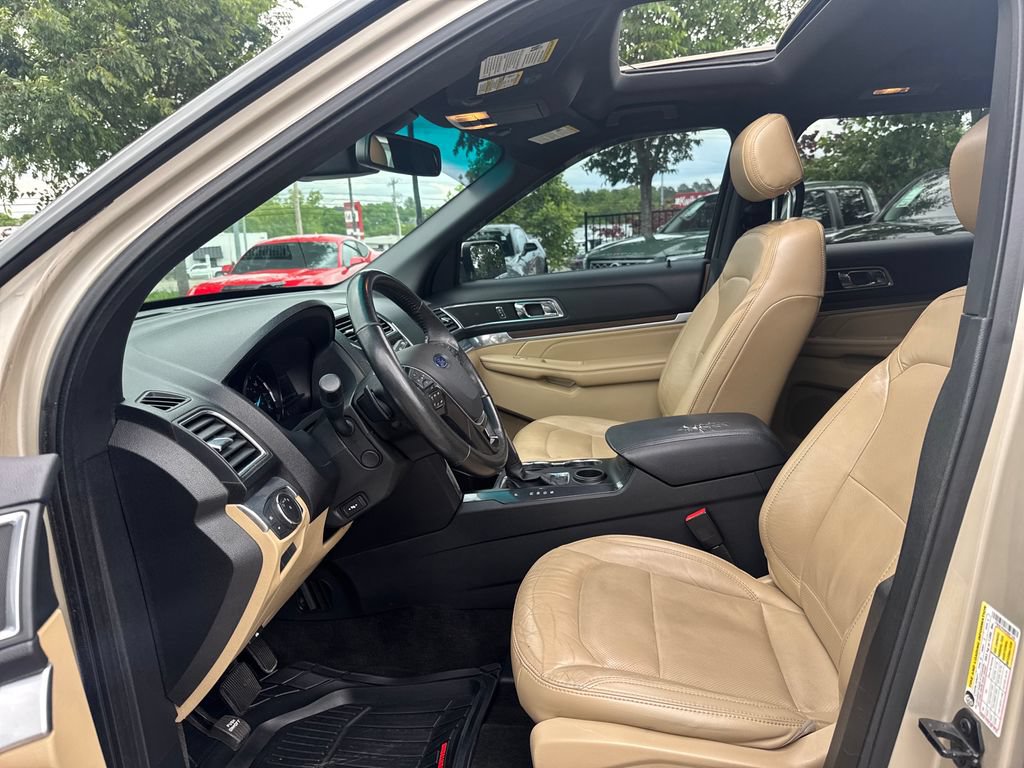 Used 2017 Ford Explorer Limited w/ Equipment Group 301A FWD image 9
