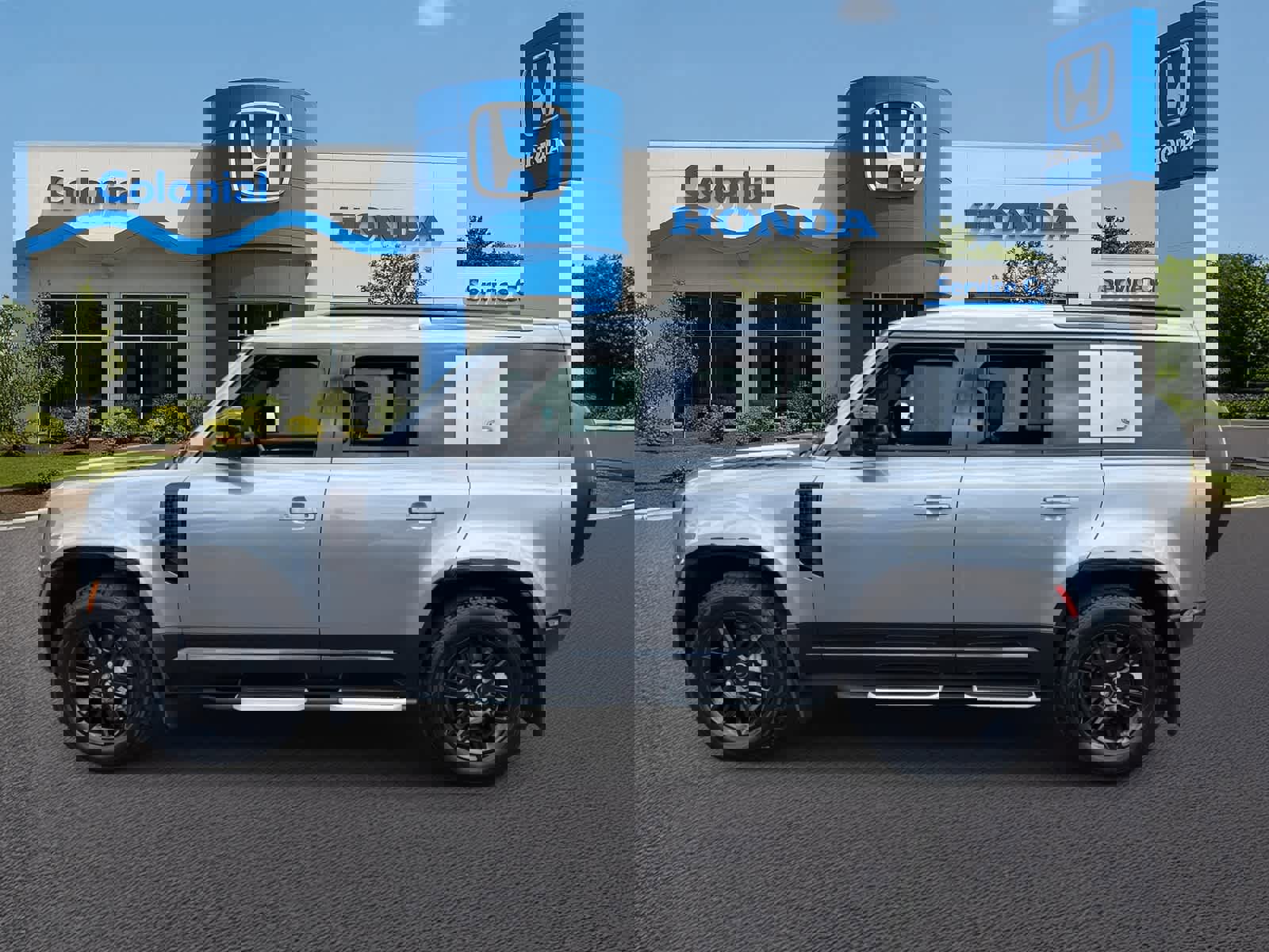 Used 2023 Land Rover Defender 110 X-Dynamic SE image 3