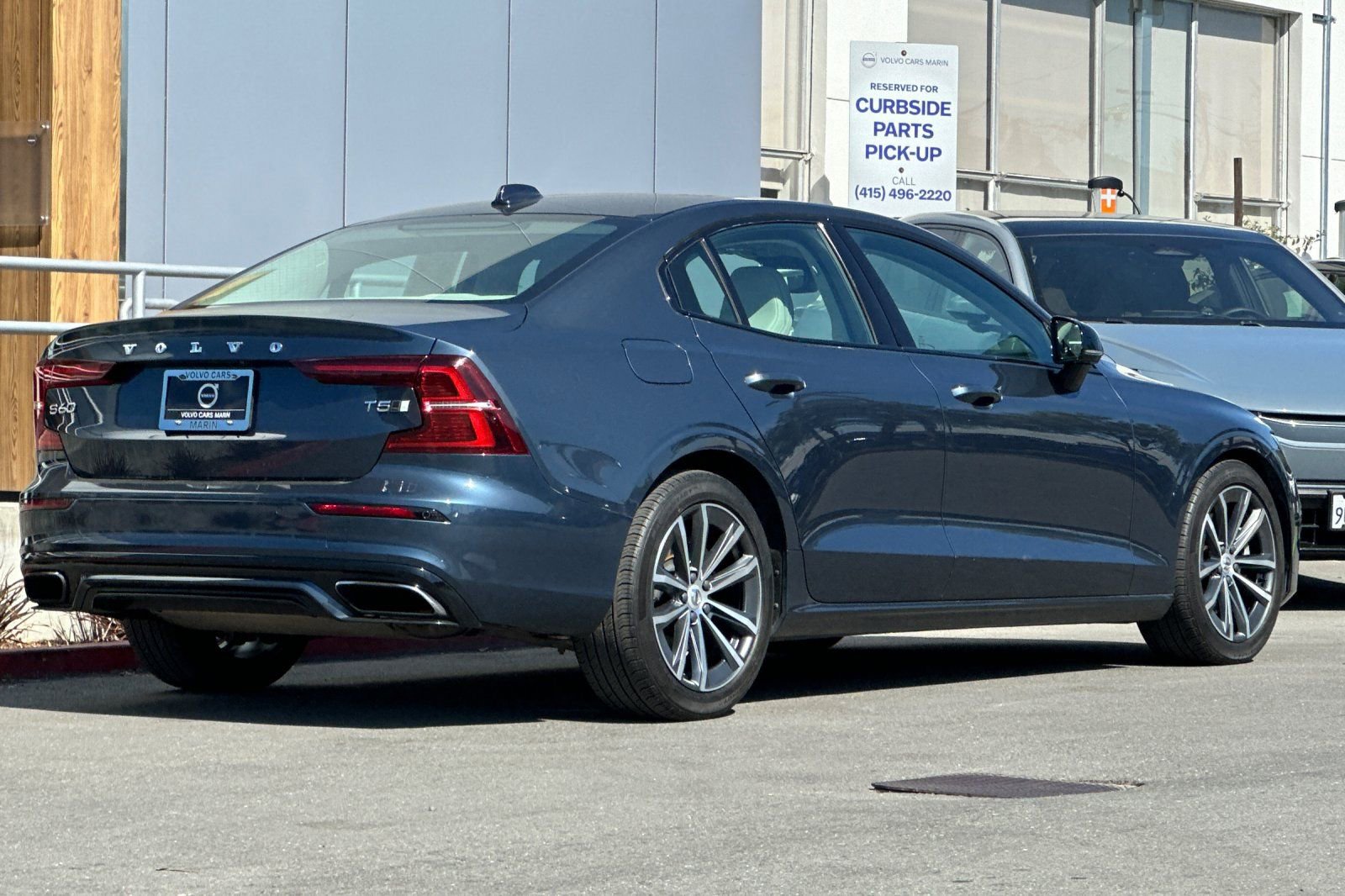 Used 2021 Volvo S60 T5 Momentum image 2