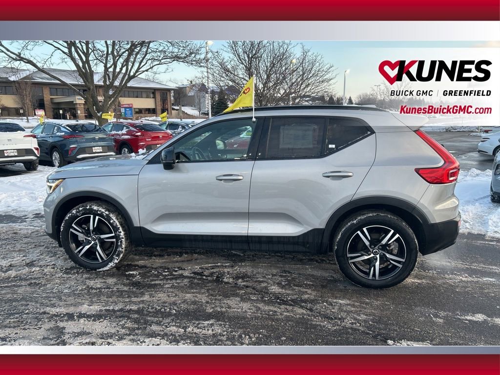 Used 2024 Volvo XC40 B5 Core image 9