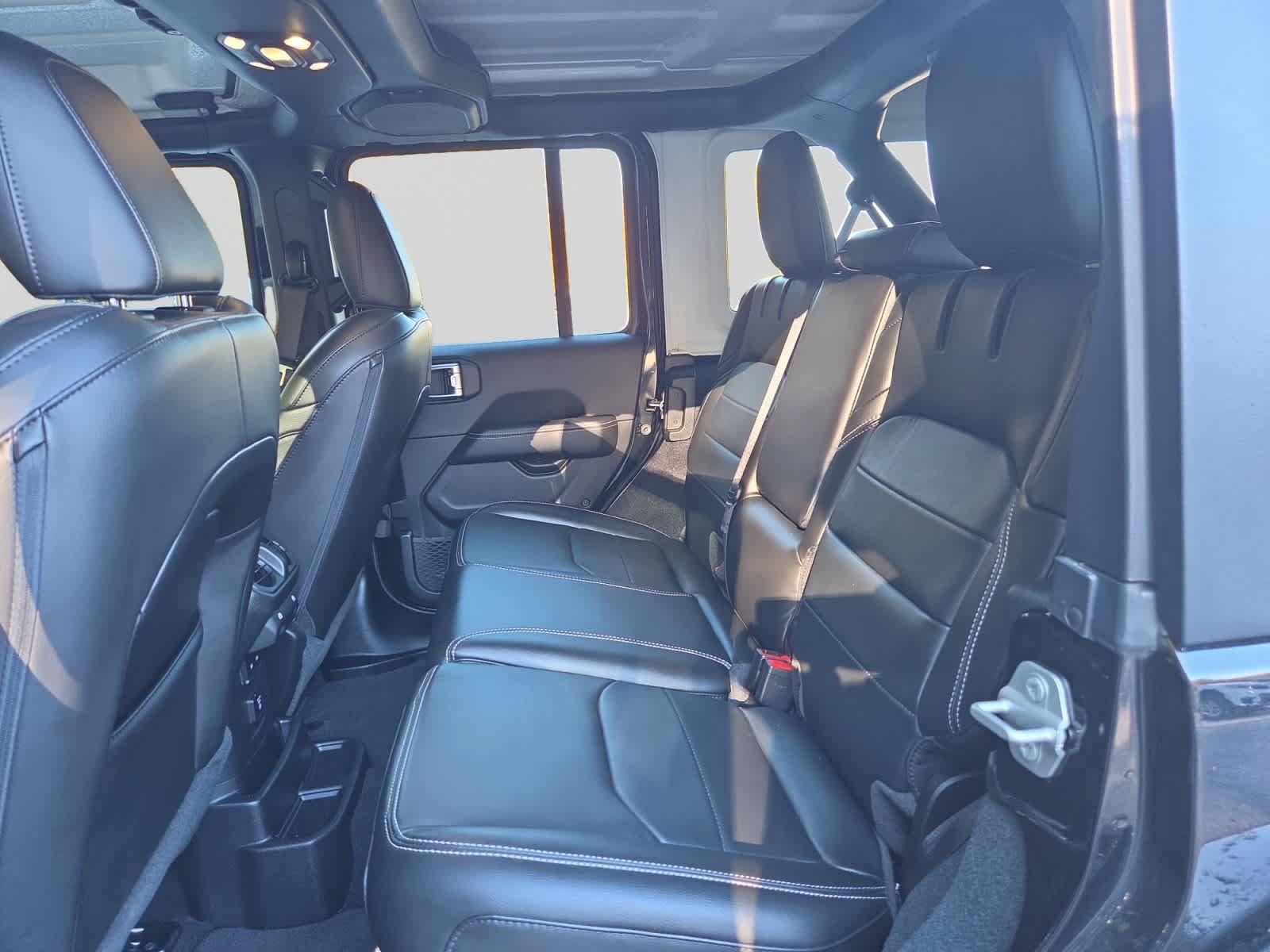 Used 2023 Jeep Wrangler Unlimited Sahara w/ Cold Weather Group AWD/4WD image 17
