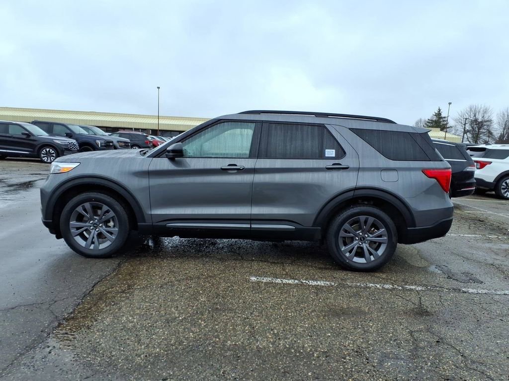 Used 2023 Ford Explorer XLT w/ Equipment Group 202A AWD/4WD image 2