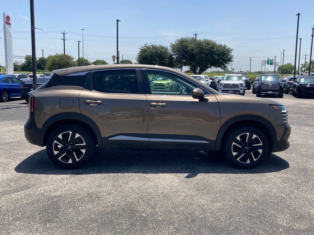 Used 2025 Nissan Kicks SV AWD/4WD image 4
