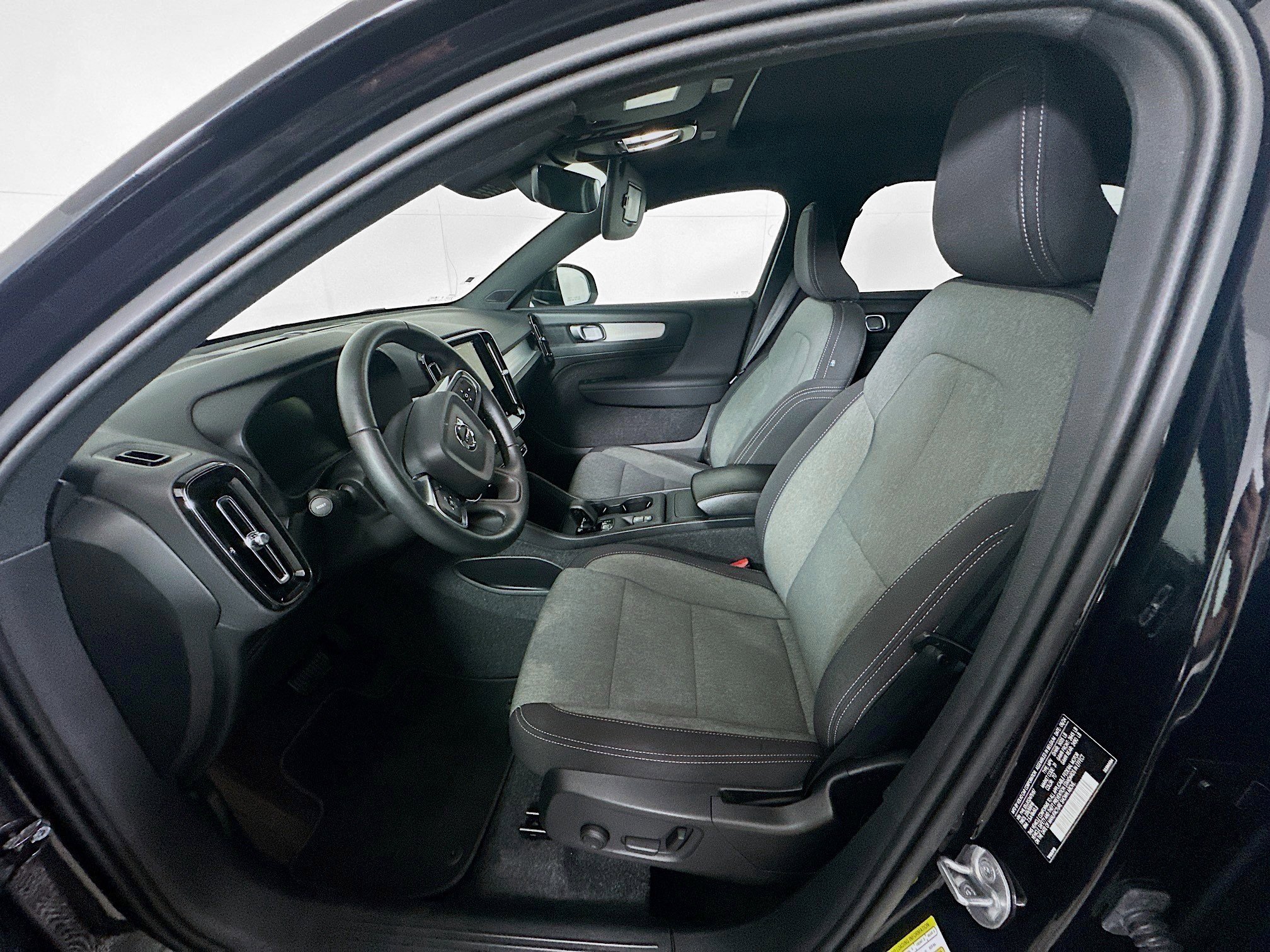 Used 2025 Volvo XC40 B5 Core AWD/4WD image 13
