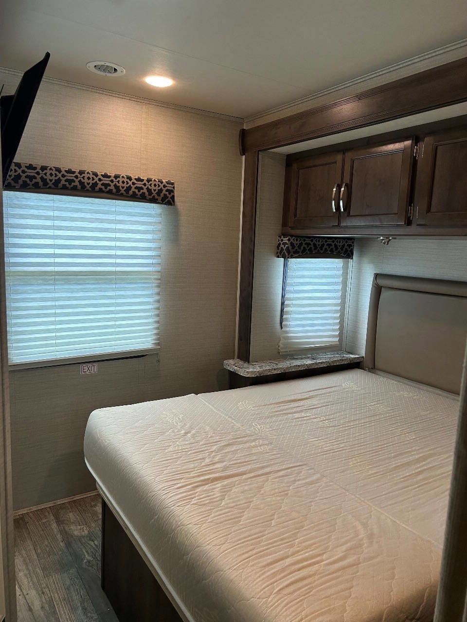 Used 2017 Ford E-450 and Econoline 450 Super Duty w/ Motorhome Prep Package image 9