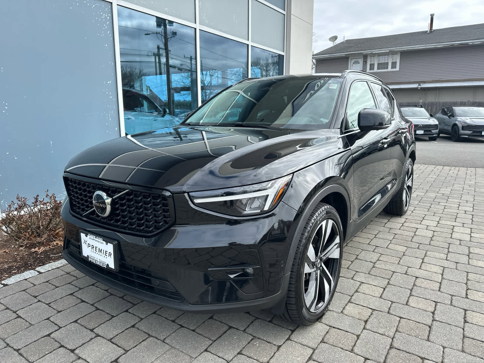 Used 2023 Volvo XC40 B5 Plus w/ Protection Package Premier image 4