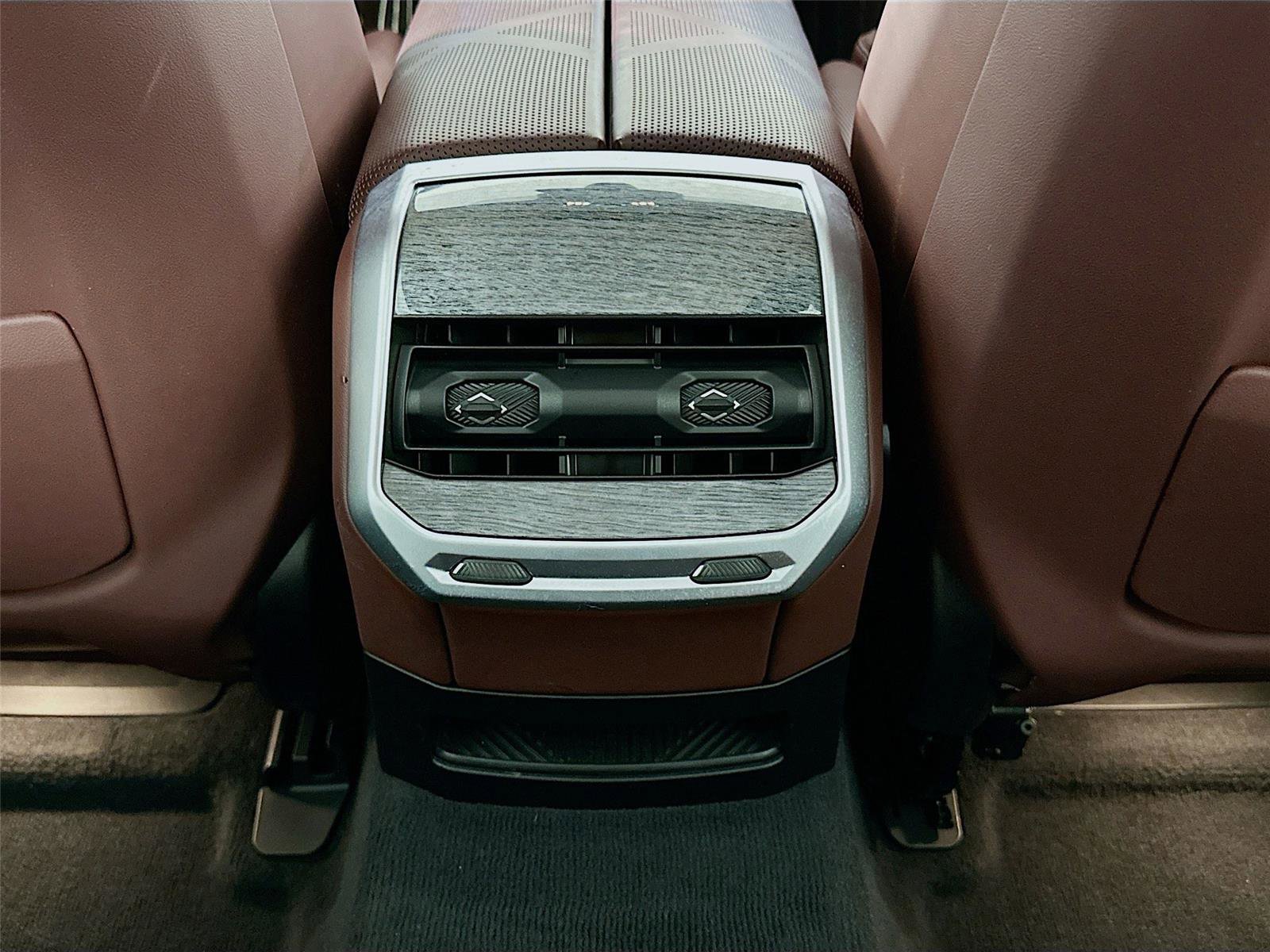 Used 2023 BMW 760i xDrive image 27