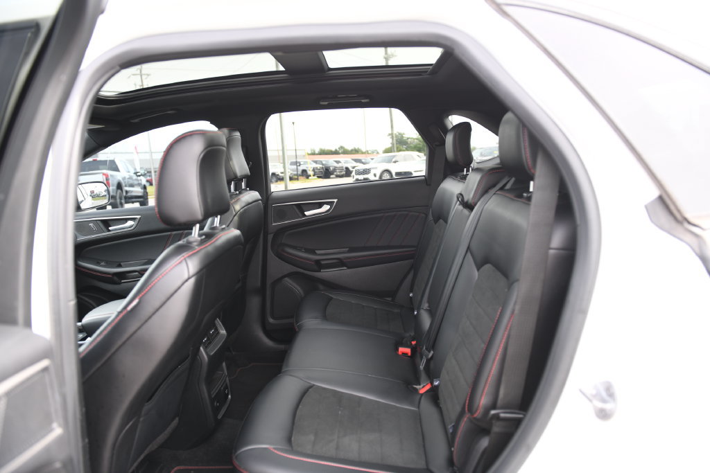 Used 2022 Ford Edge ST-Line w/ Class II Trailer Tow Package AWD/4WD image 15