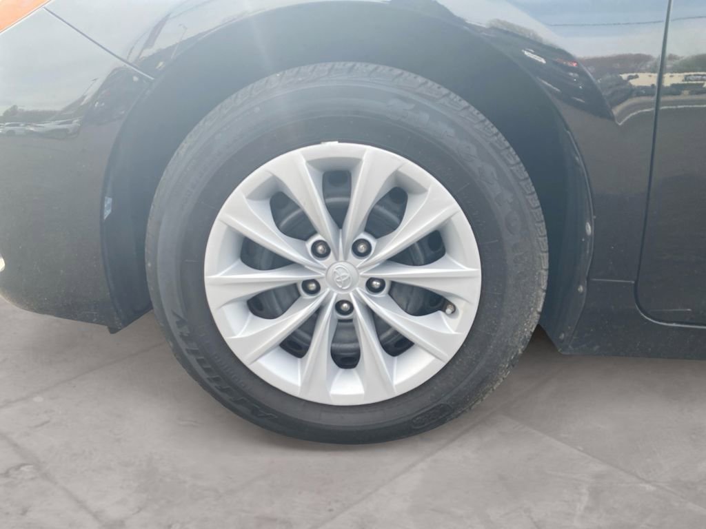 Used 2016 Toyota Camry LE image 14