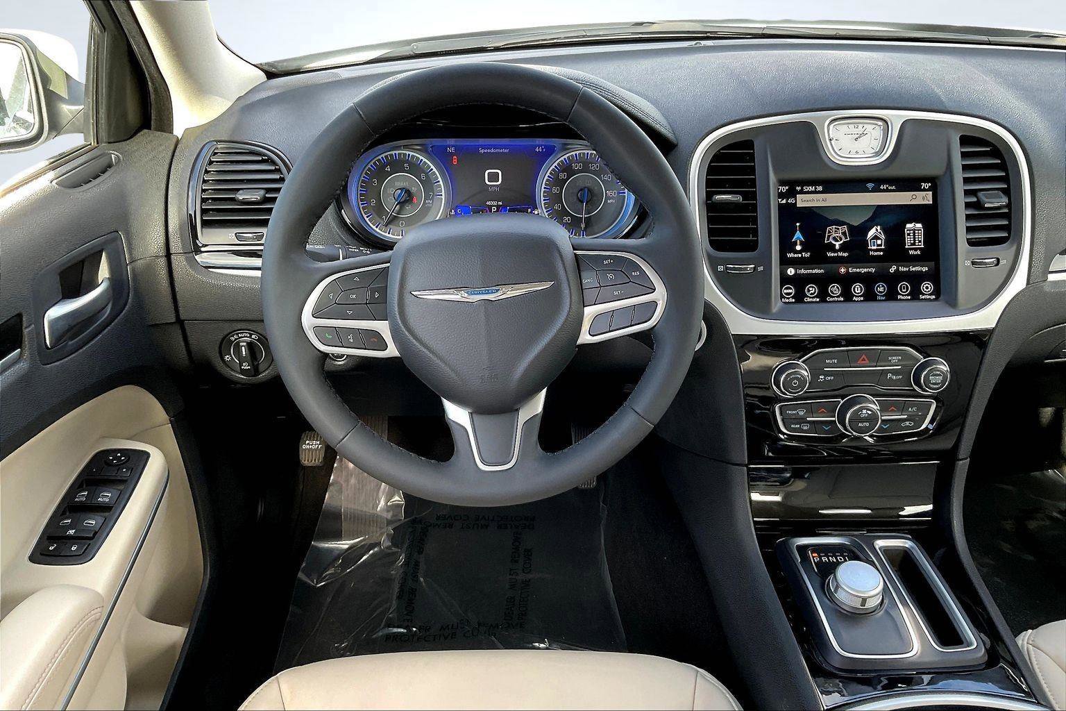 Used 2023 Chrysler 300 Touring L image 5