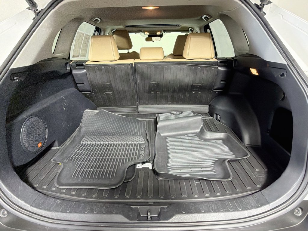 Used 2020 Toyota RAV4 XLE Premium AWD/4WD image 28
