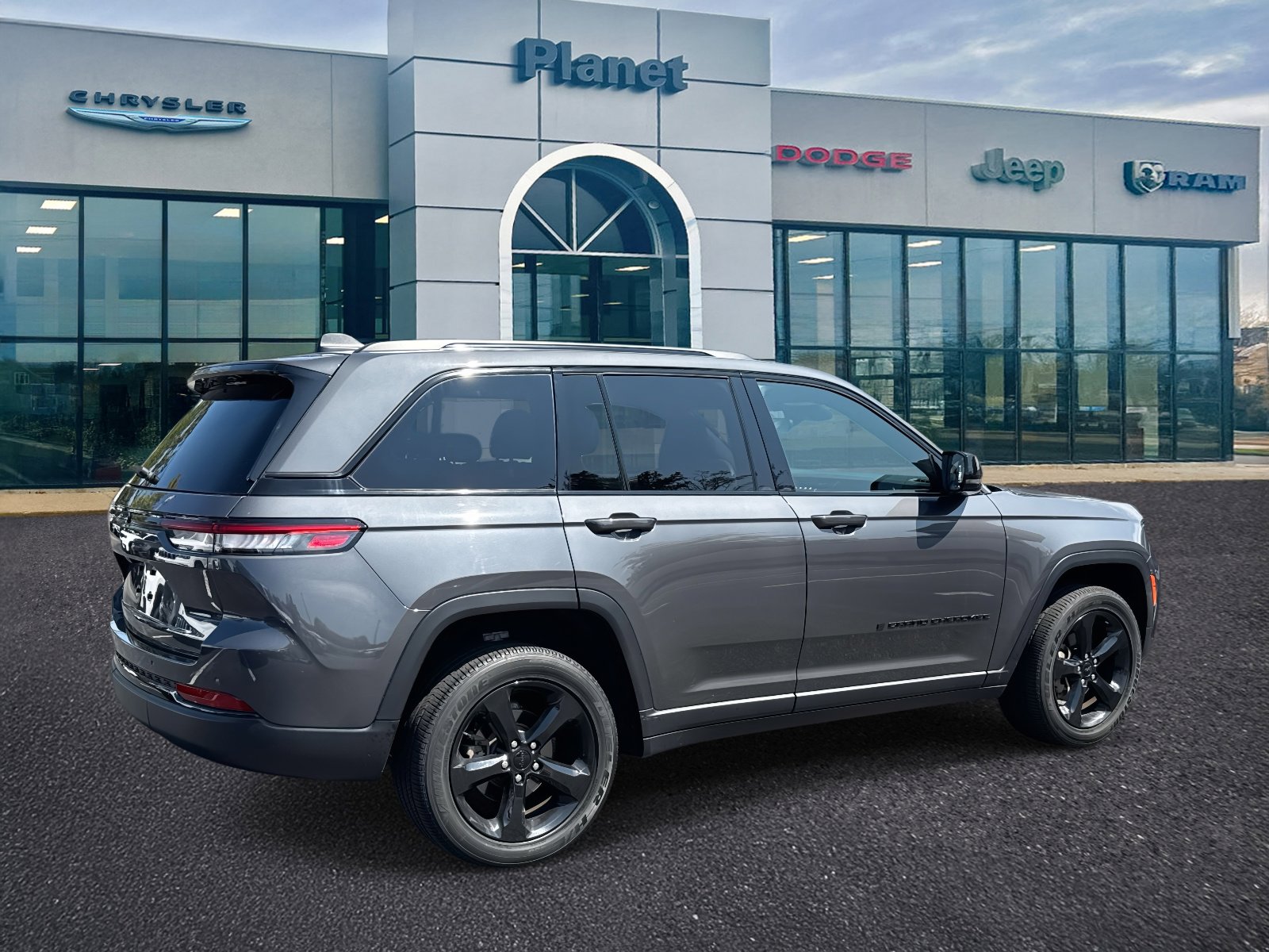 Used 2022 Jeep Grand Cherokee Altitude image 2