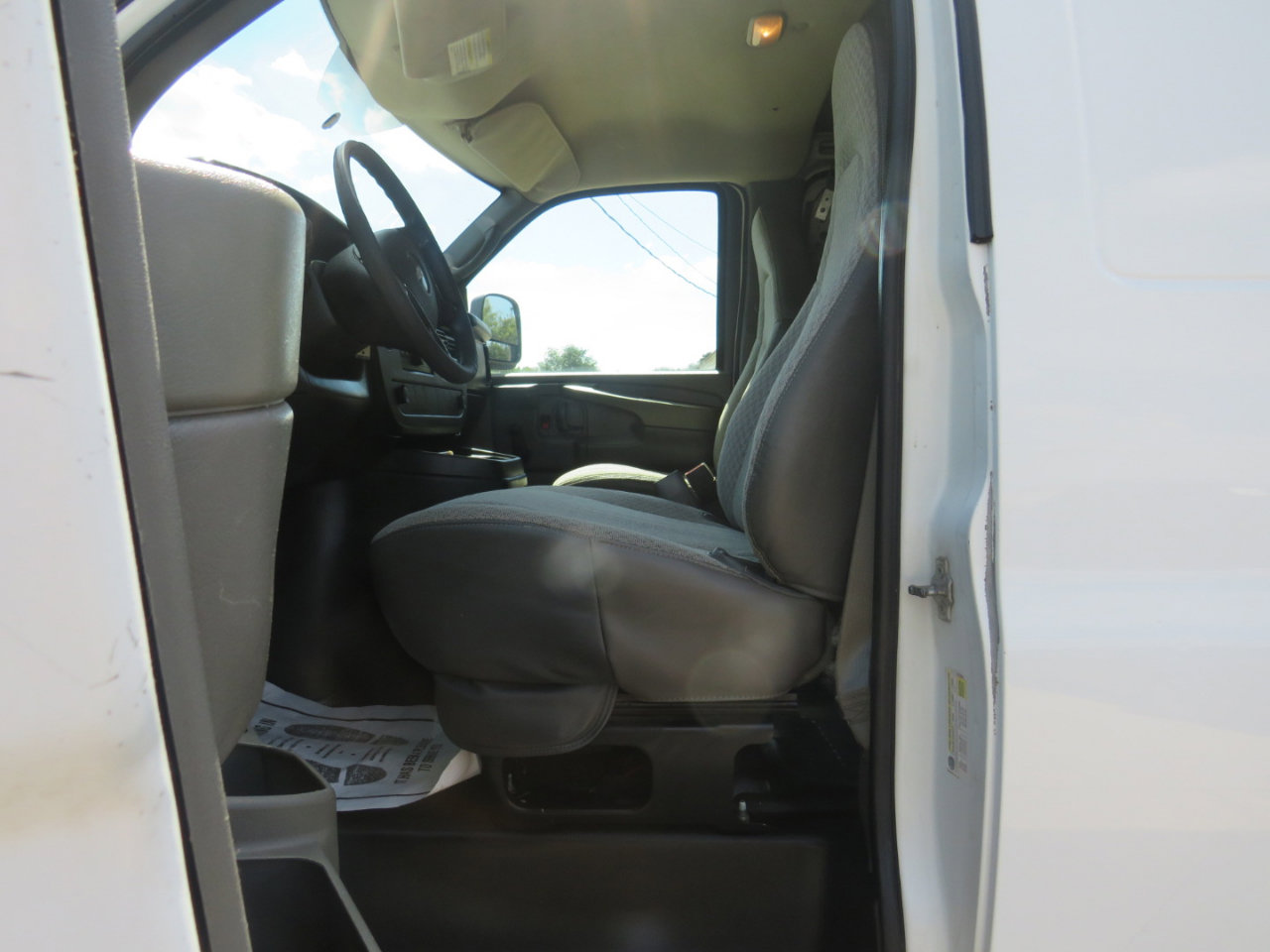 Used 2009 Chevrolet Express 2500 Extended image 23