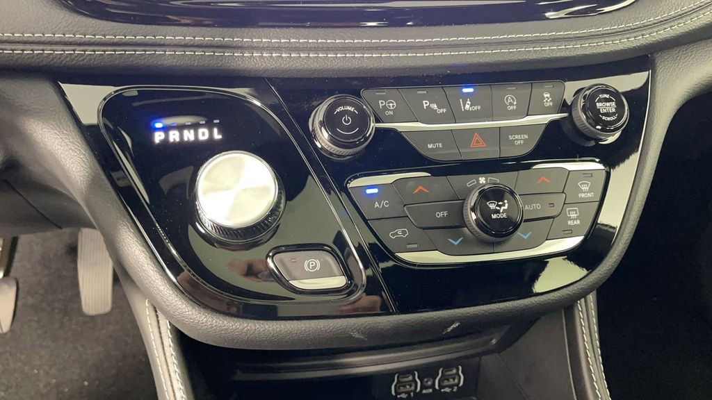New 2025 Chrysler Pacifica Limited image 19