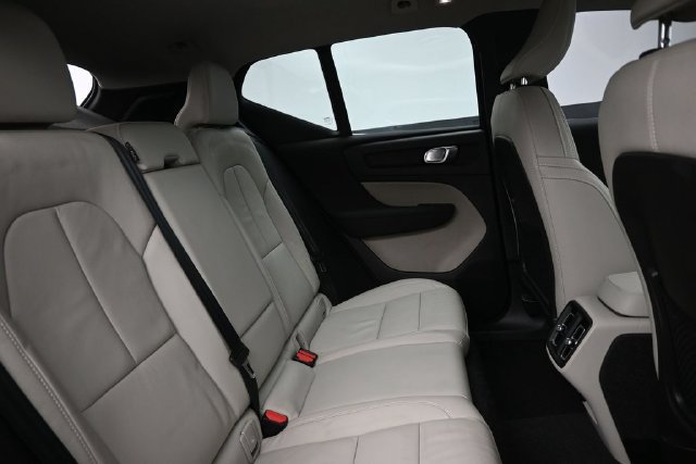 Used 2024 Volvo XC40 B5 Ultimate AWD/4WD image 32