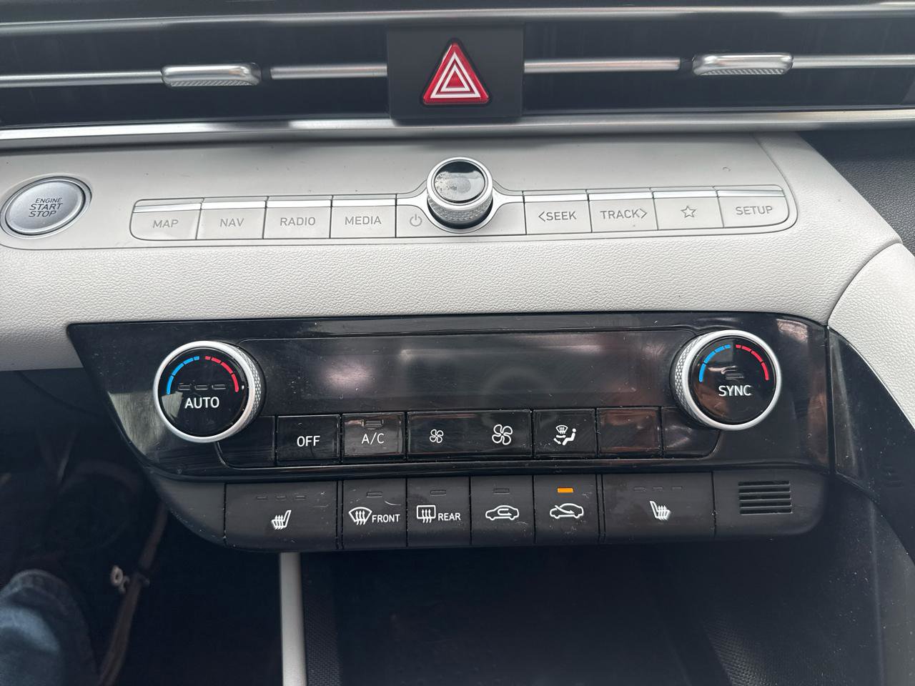 Used 2021 Hyundai Elantra Limited image 23