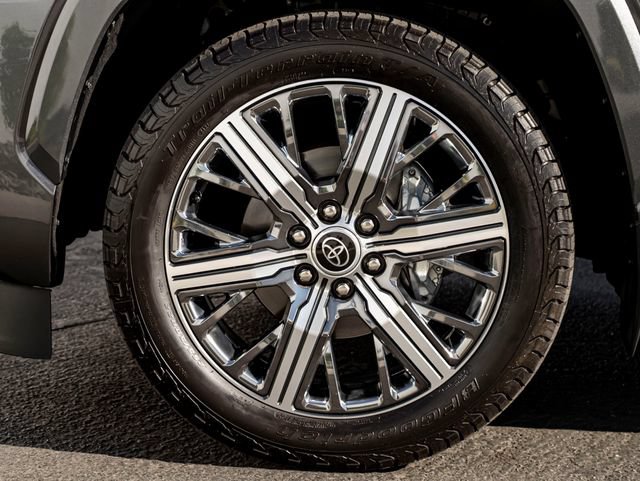 Used 2023 Toyota Sequoia Capstone AWD/4WD image 11