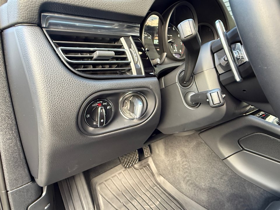 Certified 2026 Porsche Macan Turbo AWD/4WD image 23