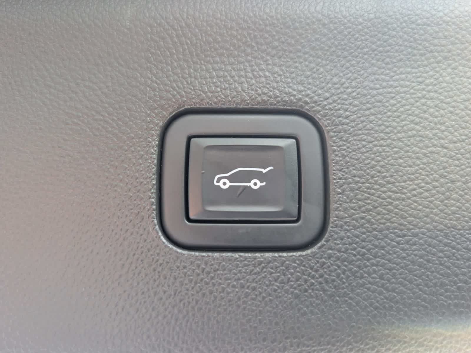 Used 2020 Buick Enclave Essence w/ Sound and Sites Package FWD image 12