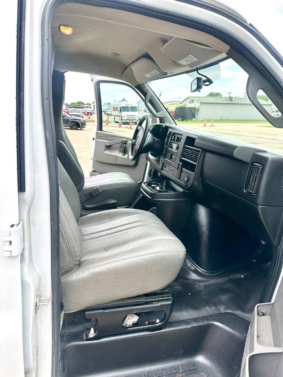 Used 2017 Chevrolet Express 2500 RWD image 10