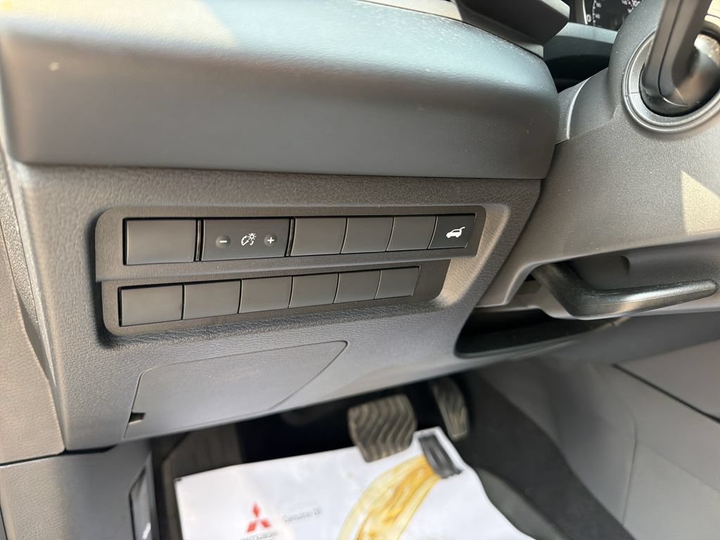 Used 2024 Mitsubishi Outlander SE AWD/4WD image 17