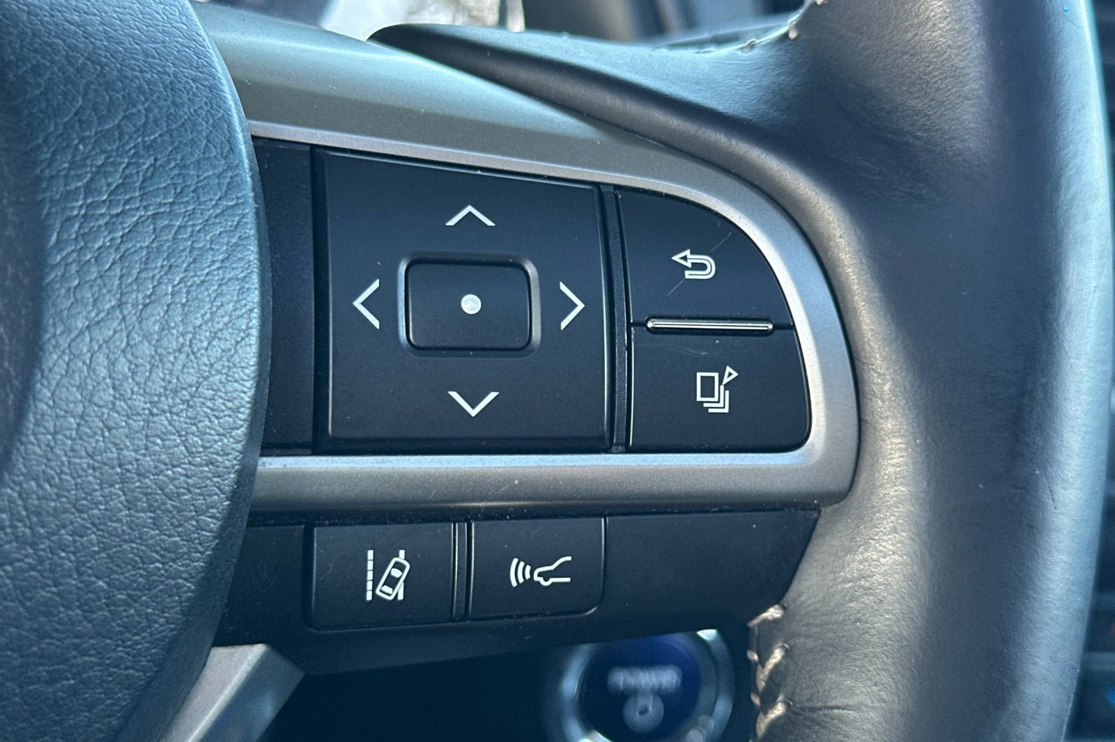 Used 2018 Lexus RX 450hL Premium w/ Premium Package image 33