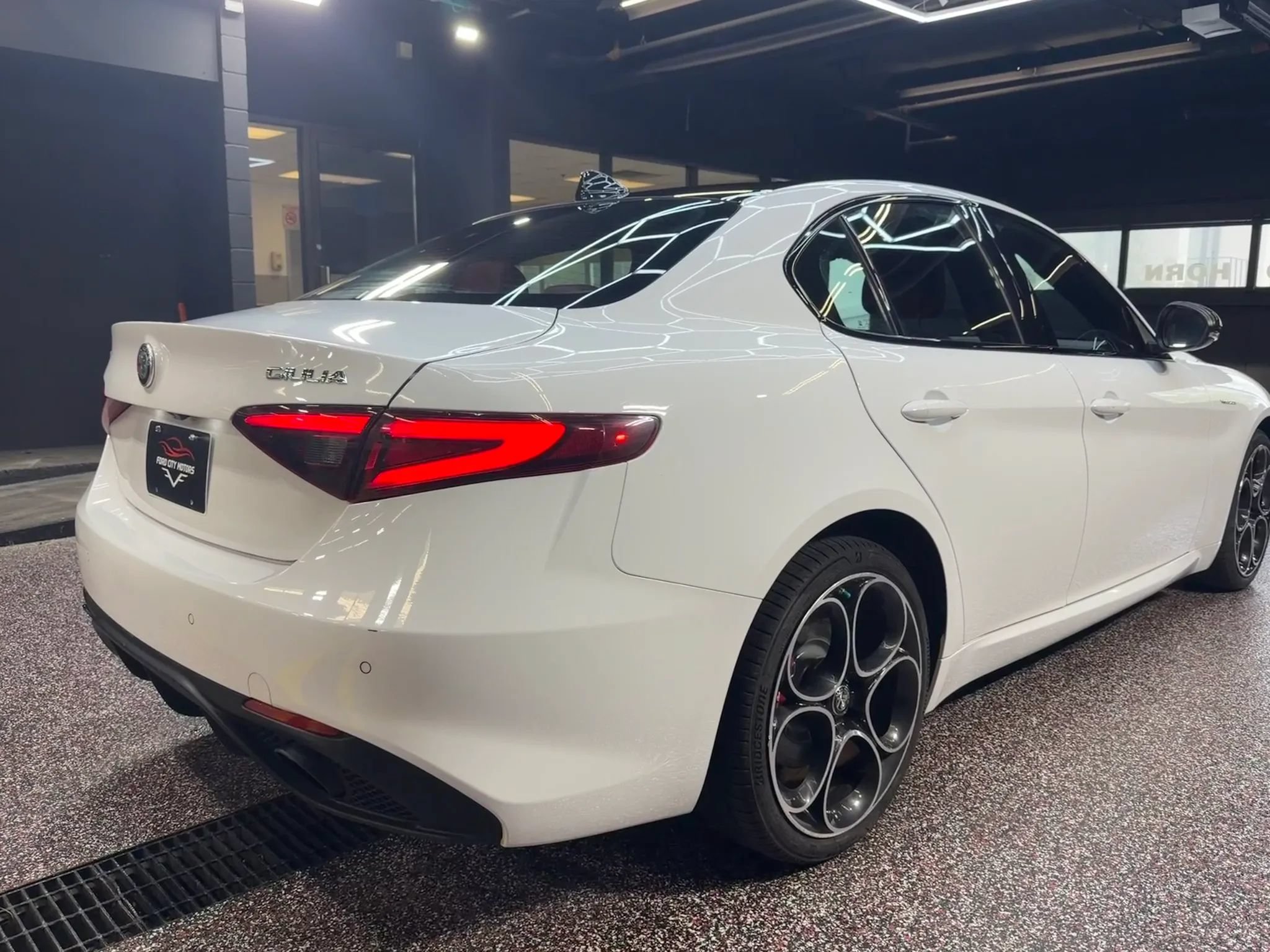 Used 2022 Alfa Romeo Giulia Veloce AWD/4WD image 6