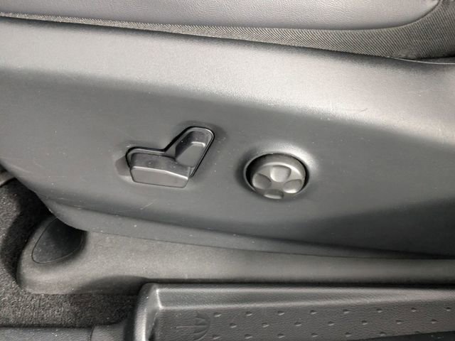 Used 2025 Chrysler Pacifica Select image 12