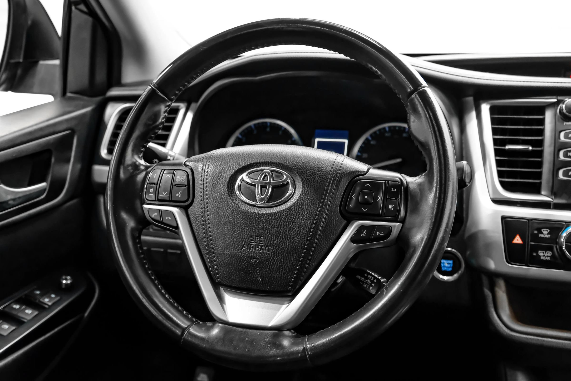 Used 2019 Toyota Highlander XLE FWD image 16