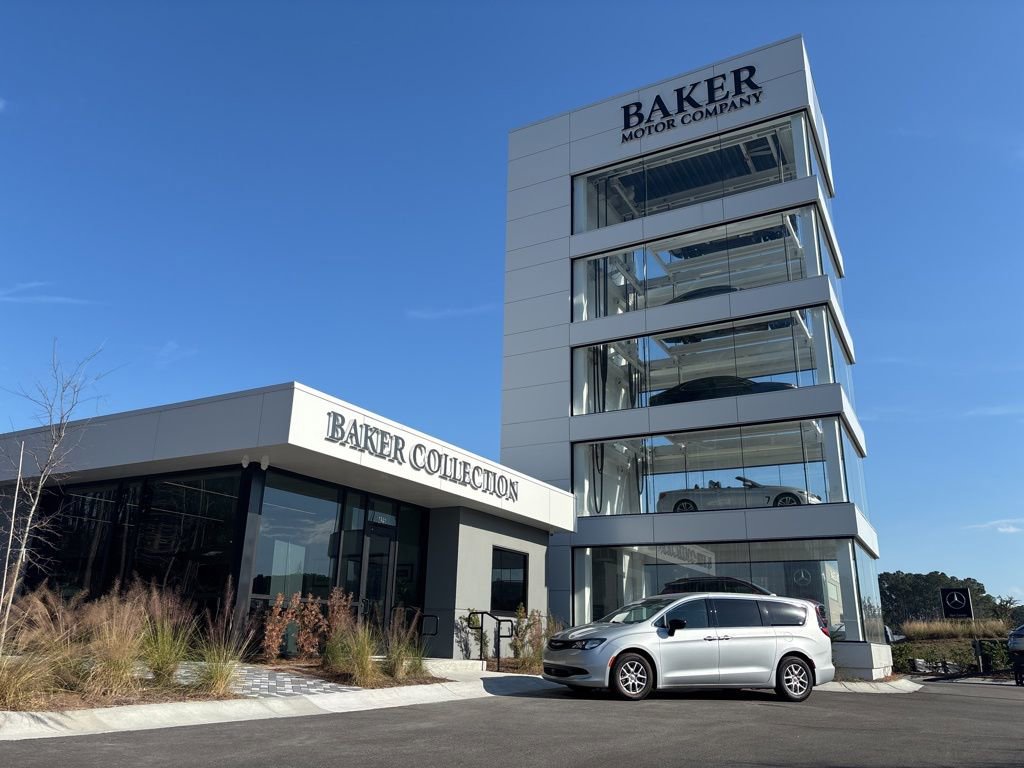 Used 2024 Chrysler Voyager LX FWD image 2