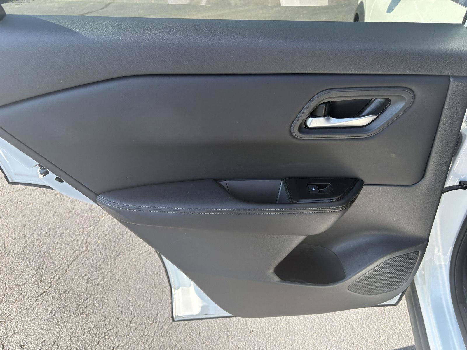 Used 2025 Nissan Rogue SV AWD/4WD image 13