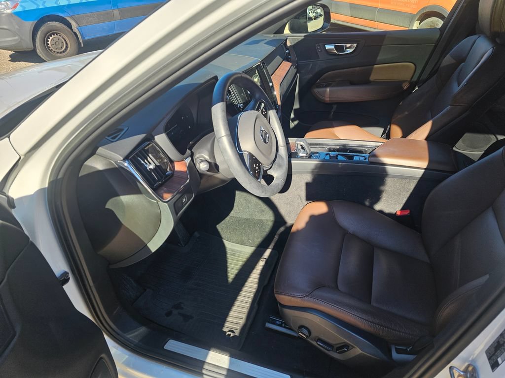 Certified 2023 Volvo XC60 B5 Plus w/ Climate Package AWD/4WD image 17