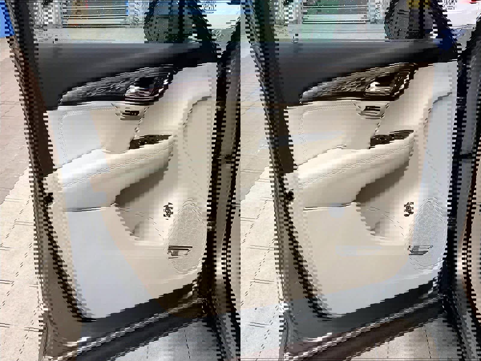 Used 2023 Buick Envision Avenir image 9