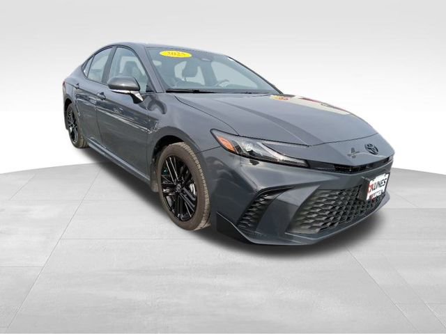 Used 2025 Toyota Camry SE image 4