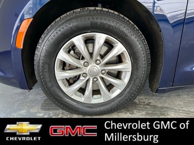 Used 2017 Chrysler Pacifica Touring-L image 10