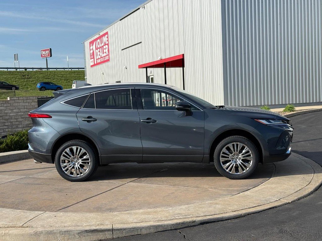 Used 2023 Toyota Venza XLE image 2