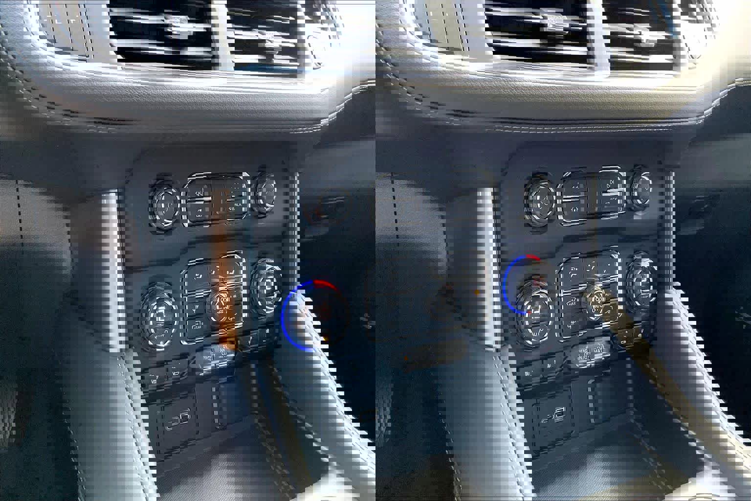 Used 2022 Chevrolet Suburban LT w/ Luxury Package image 32