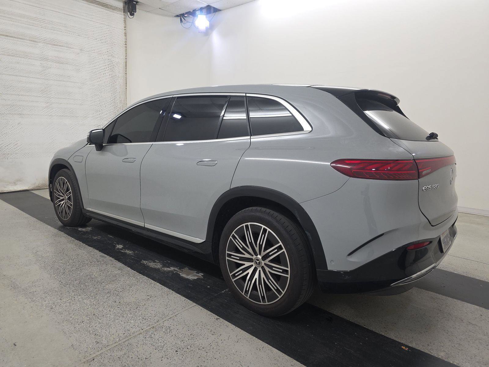 Used 2023 Mercedes-Benz EQS 580 4MATIC SUV image 3