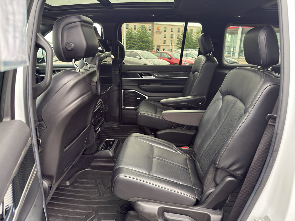 Used 2022 Jeep Wagoneer Series III w/ Premium Group I AWD/4WD image 11