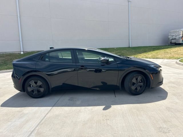 Used 2025 Toyota Prius LE FWD image 2